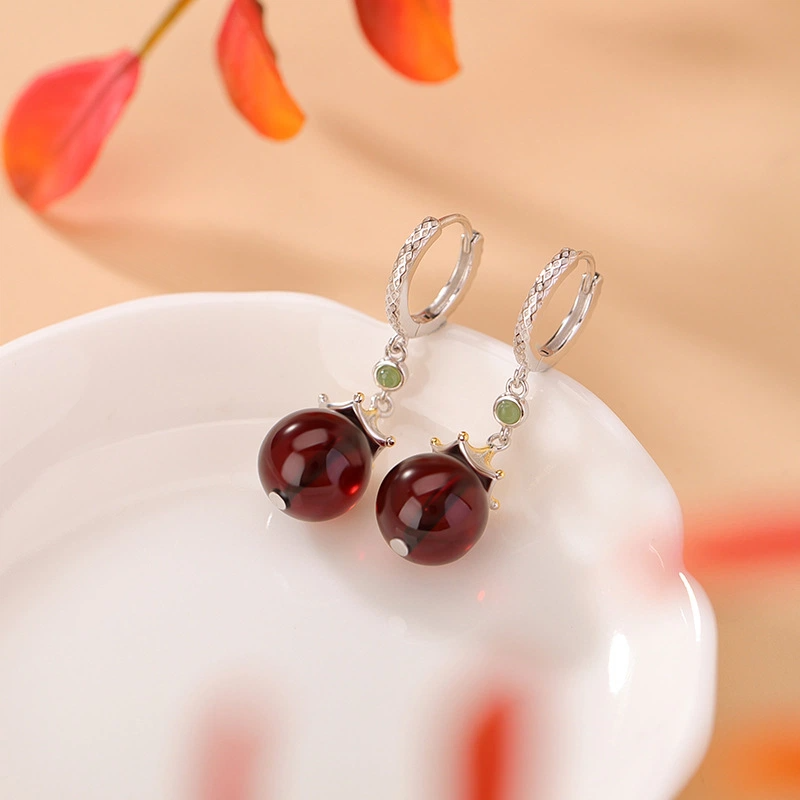 Blood Amber Bead with Ginkgo Leaf Ornament Earrings (Gold-plated Sterling Silver)