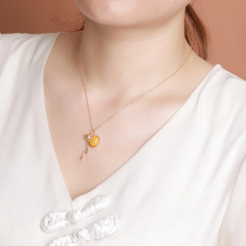 Nature Beeswax/ Blood Amber of Gourd-shaped Pendant Nacklace with Tassel