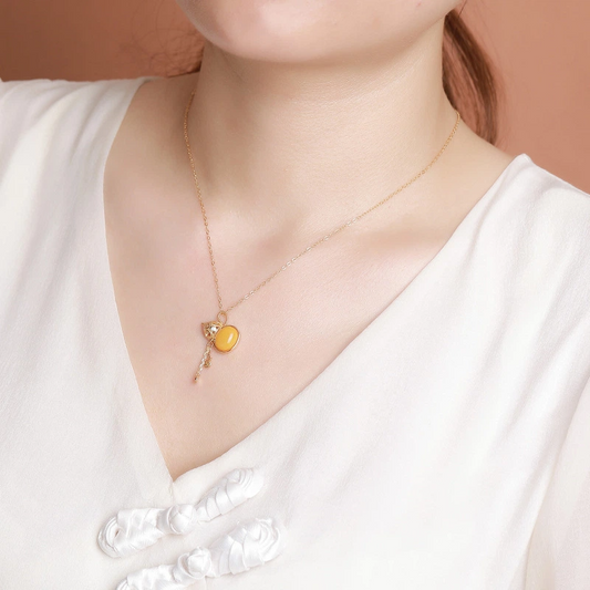 Nature Beeswax/ Blood Amber of Gourd-shaped Pendant Nacklace with Tassel